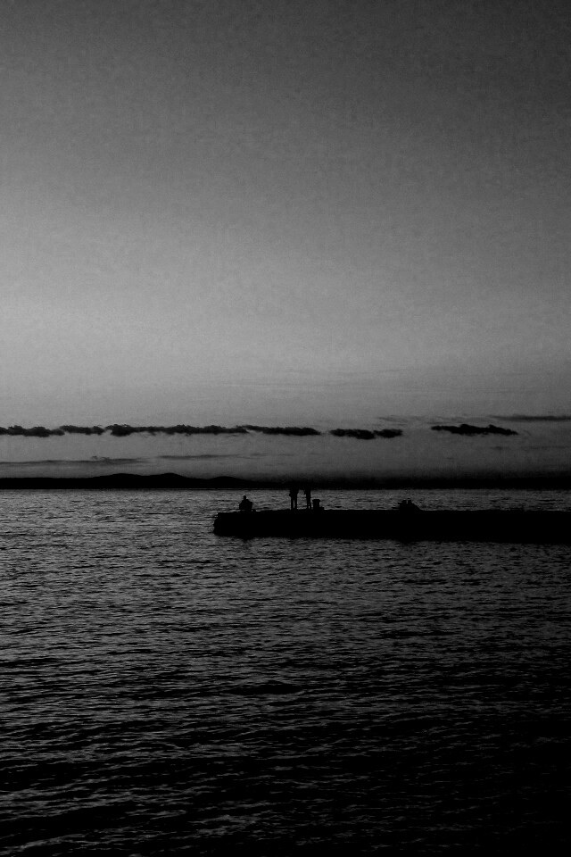 Одинокая пристань на озере обои