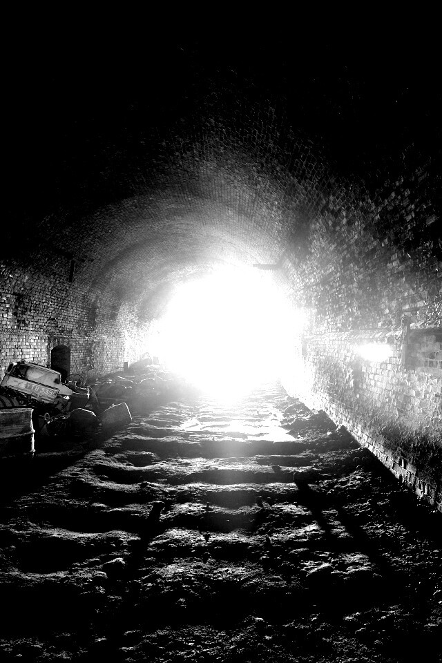 Захламленный тоннель обои