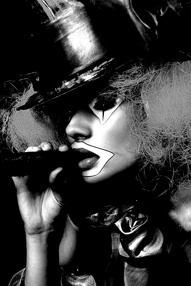 Девушка клоун курит сигару обои