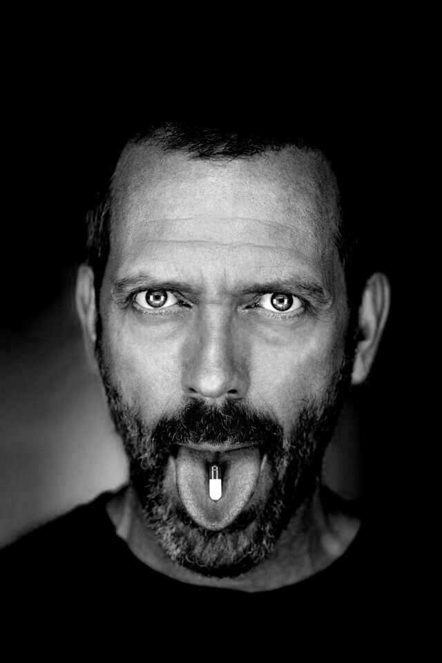 Доктор Хаус с таблеткой на языке обои