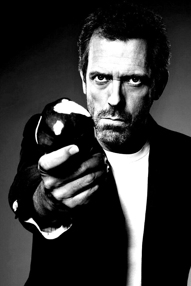 Доктор Хаус с яблоком в руке обои