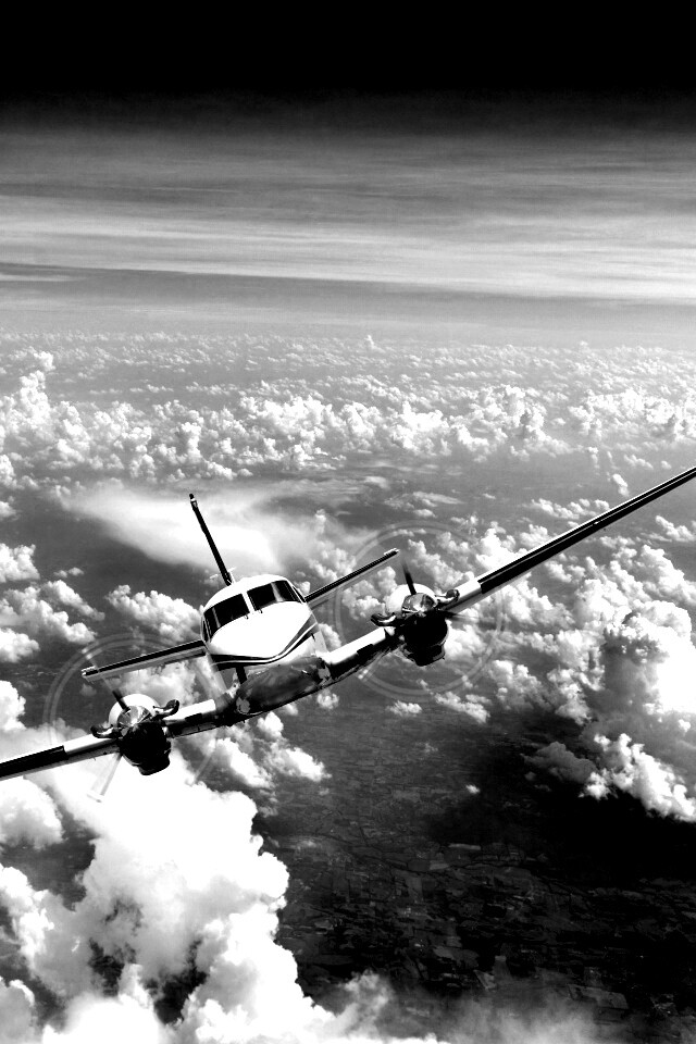 Самолет над облаками обои