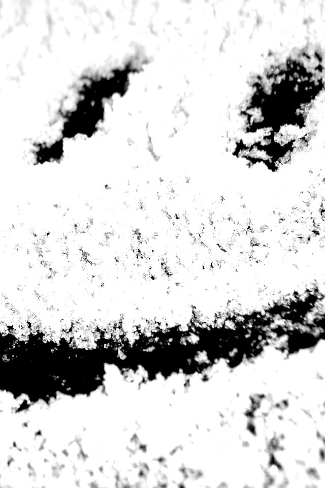 Смайлик на заснеженном стекле обои