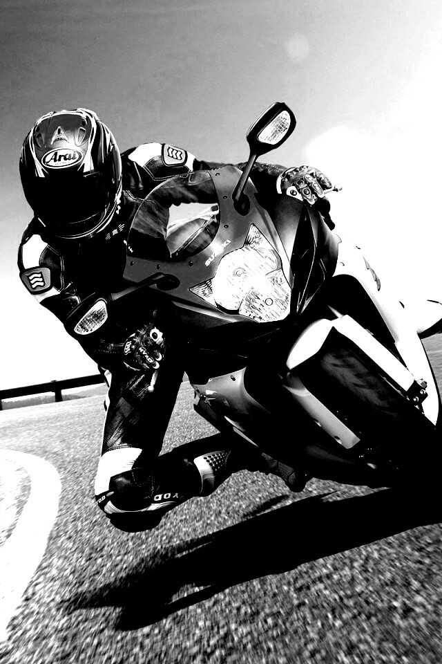 Мотоциклист на повороте обои