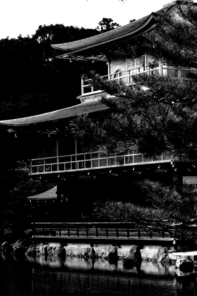 Пагода на берегу озера обои