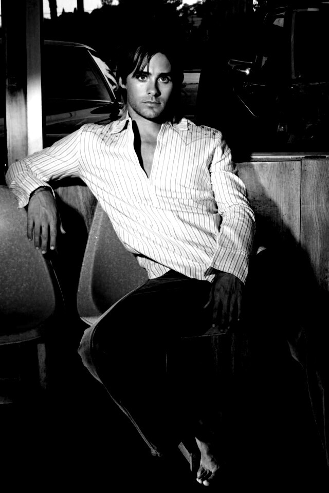 Джаред  Лето на стуле обои