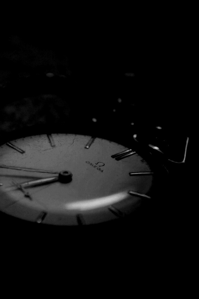 Часы на цепочке обои