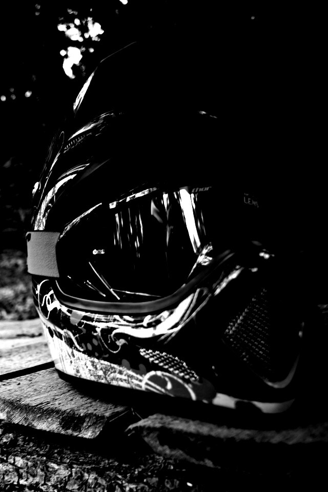 Шлем на лесной велотрассе обои