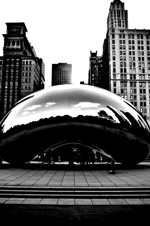 Отражение города в зеркальном монументе обои