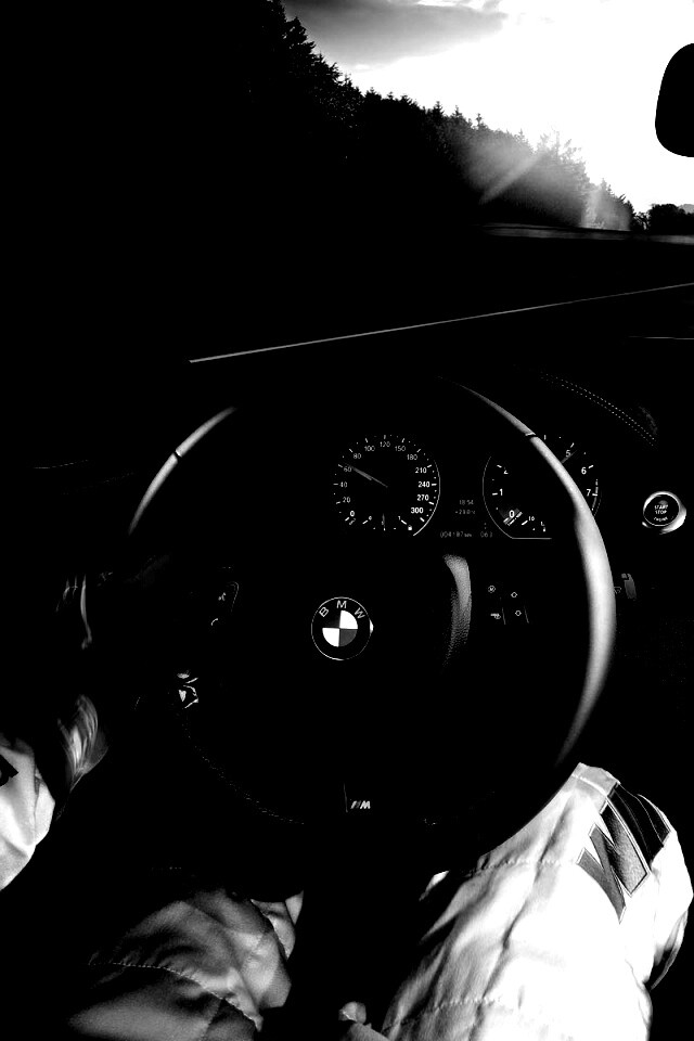 За рулём BMW обои