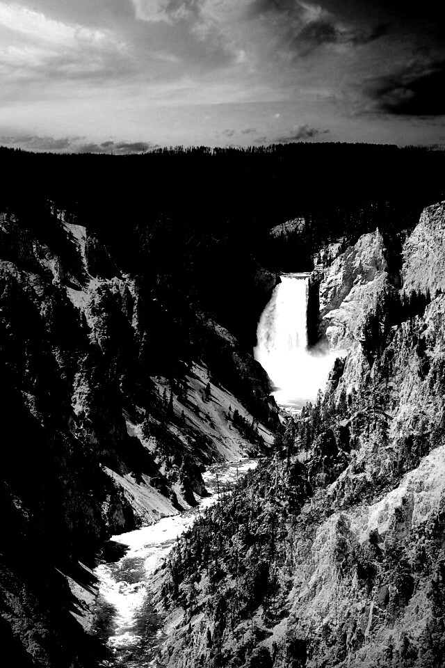 Водопад в скалистой местности обои
