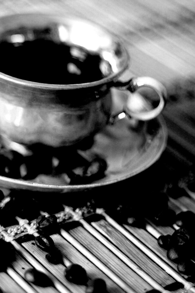 Чашка кофе и немного зерен обои