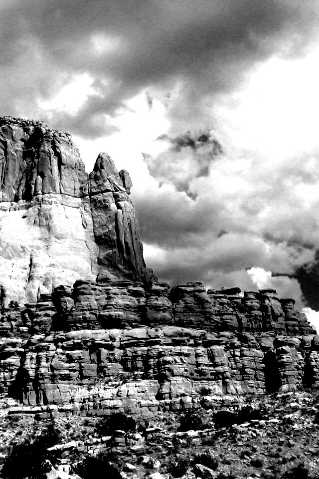 Мрачная скала обои