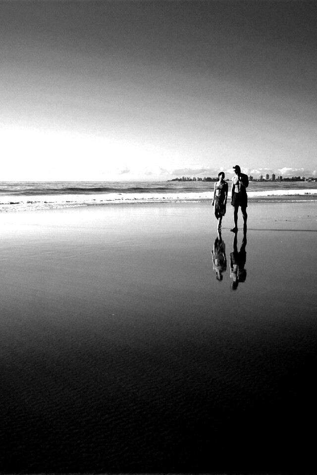 Прогулка у моря обои