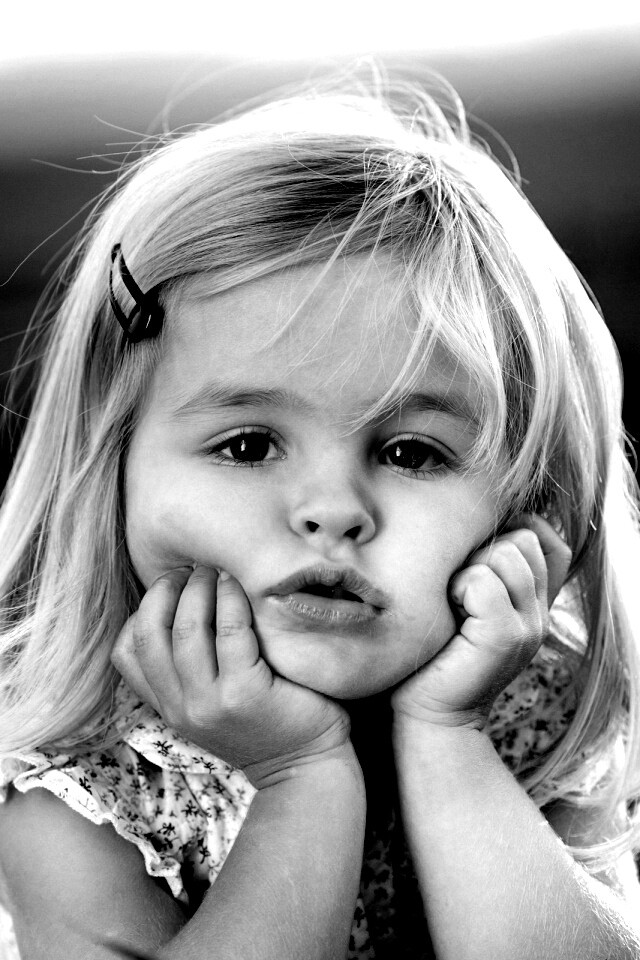 Малышка грустит обои