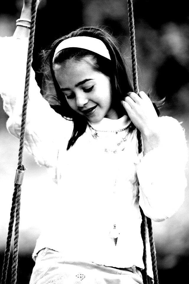 Девочка на качелях обои