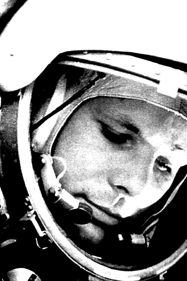 Юрий Гагарин в скафандре обои