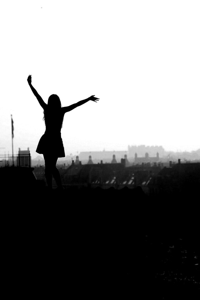 Девушка на крыше обои