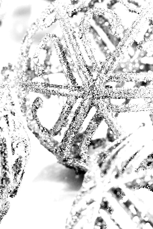 Серебрянные новогодние шары обои