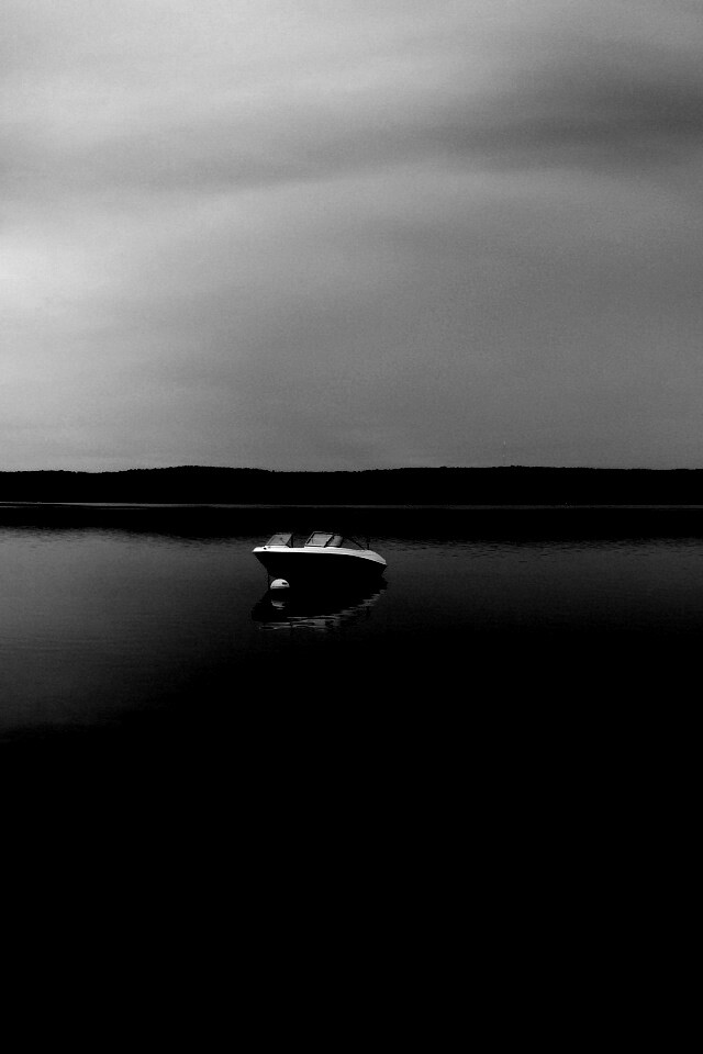 Катер на озере обои