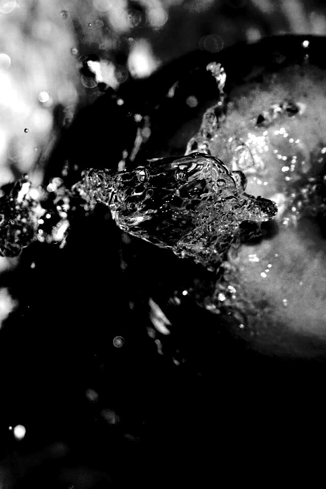 Брызги на яблоке обои