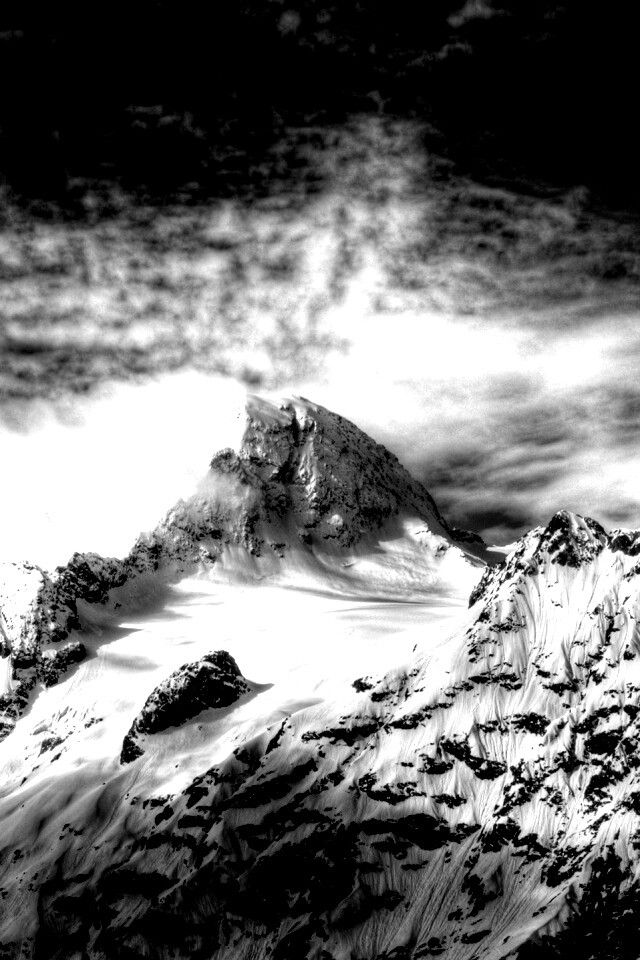 Снежные горные вершины на ветру обои