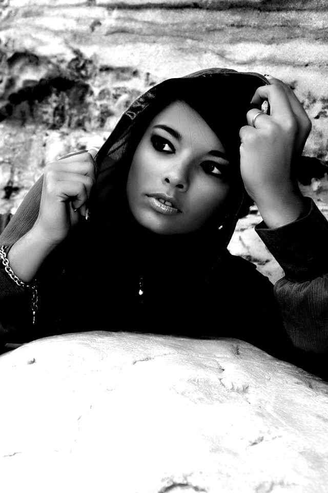 Девушка в розовой накидке обои