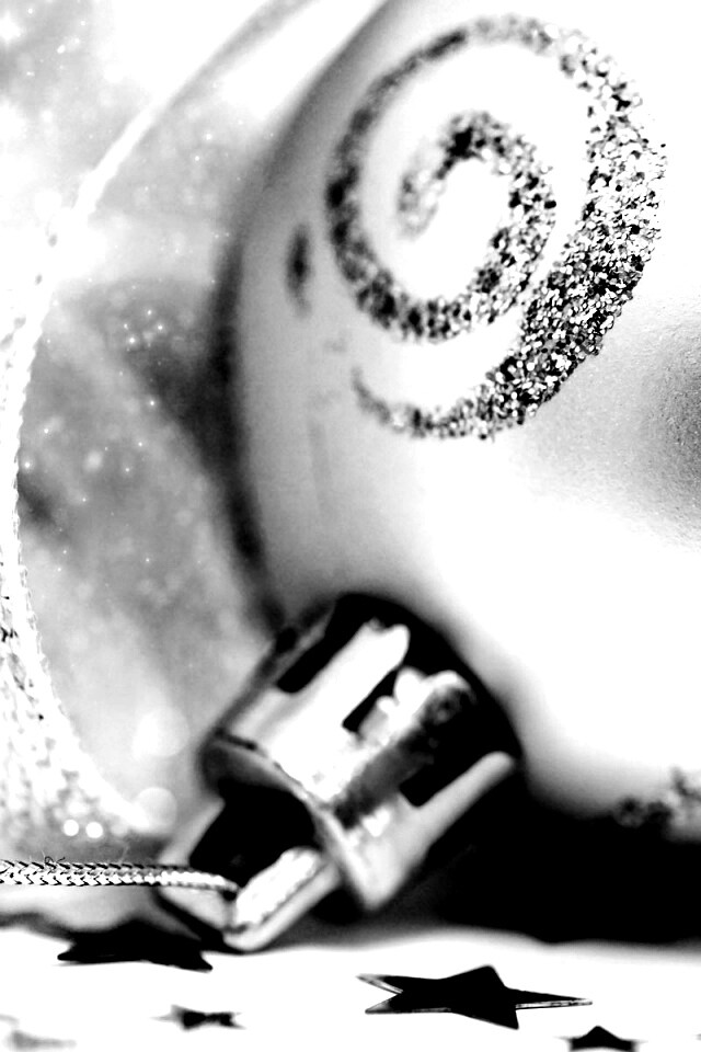 Ёлочный шарик белого цвета обои