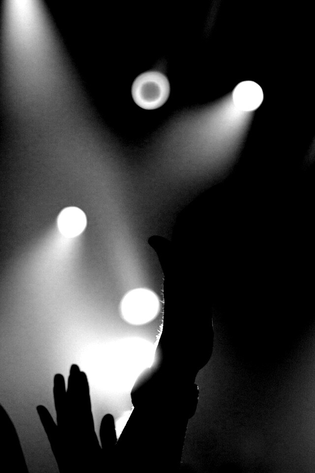 Руки людей на концерте обои