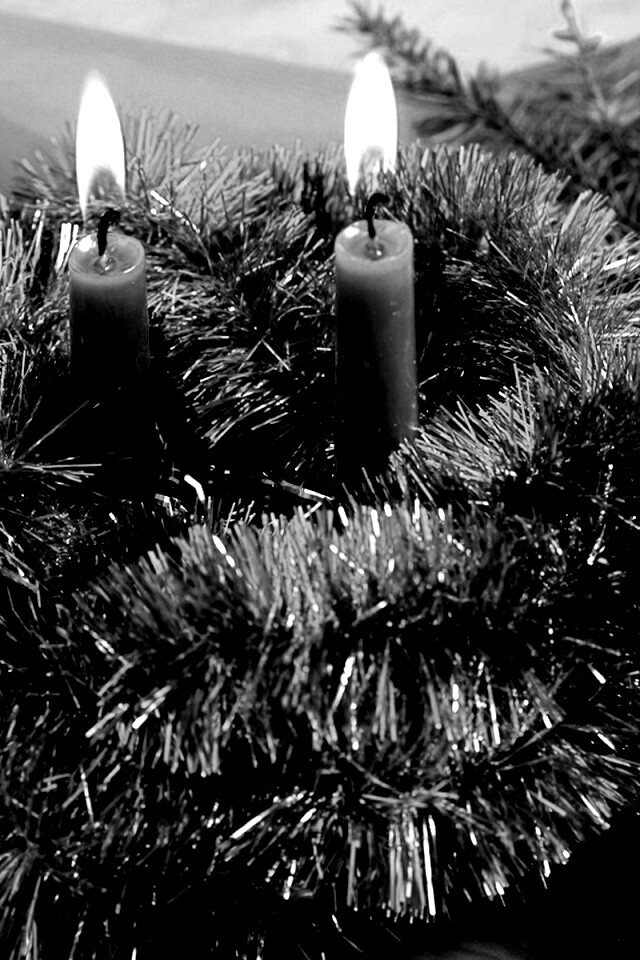 Свечки и новогодняя мишура обои