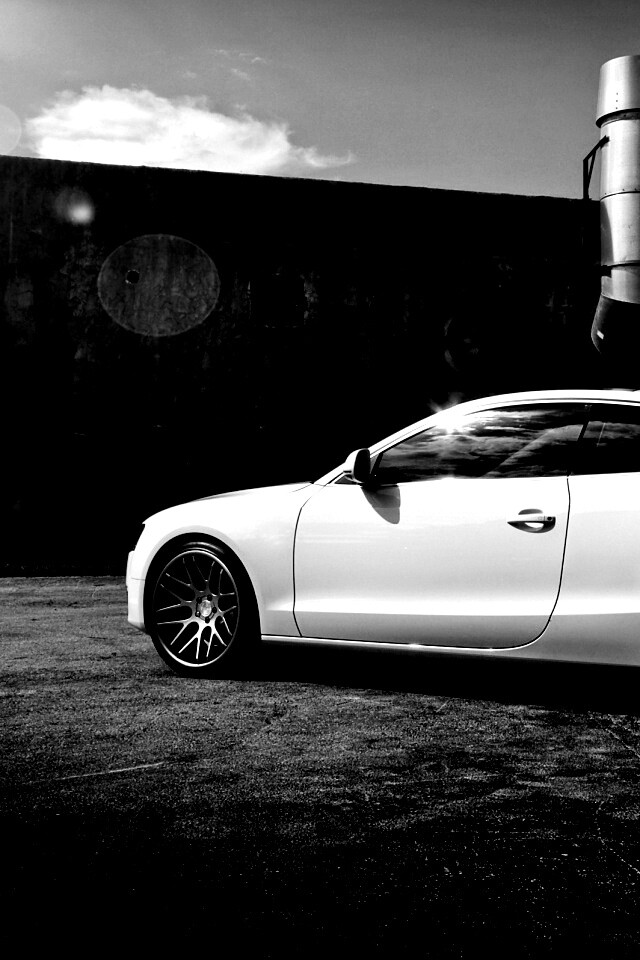 Белый автомобиль обои