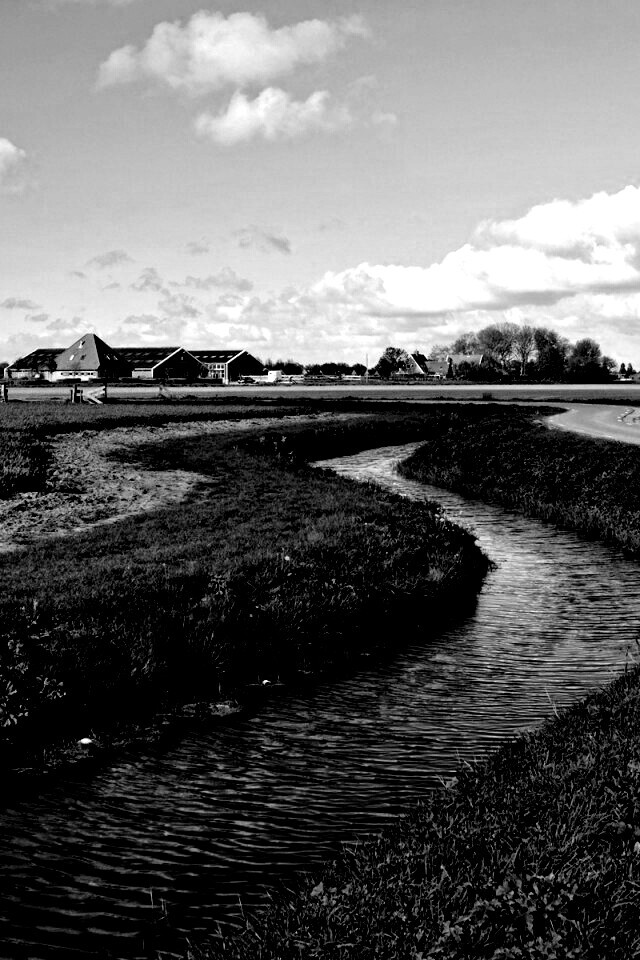 Канал вдоль дороги обои