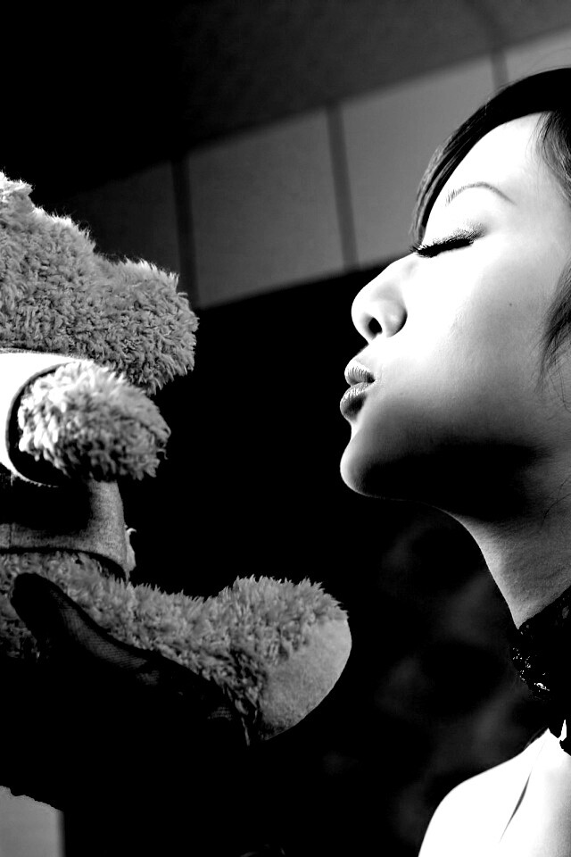 Азиатка любит медвежонка обои