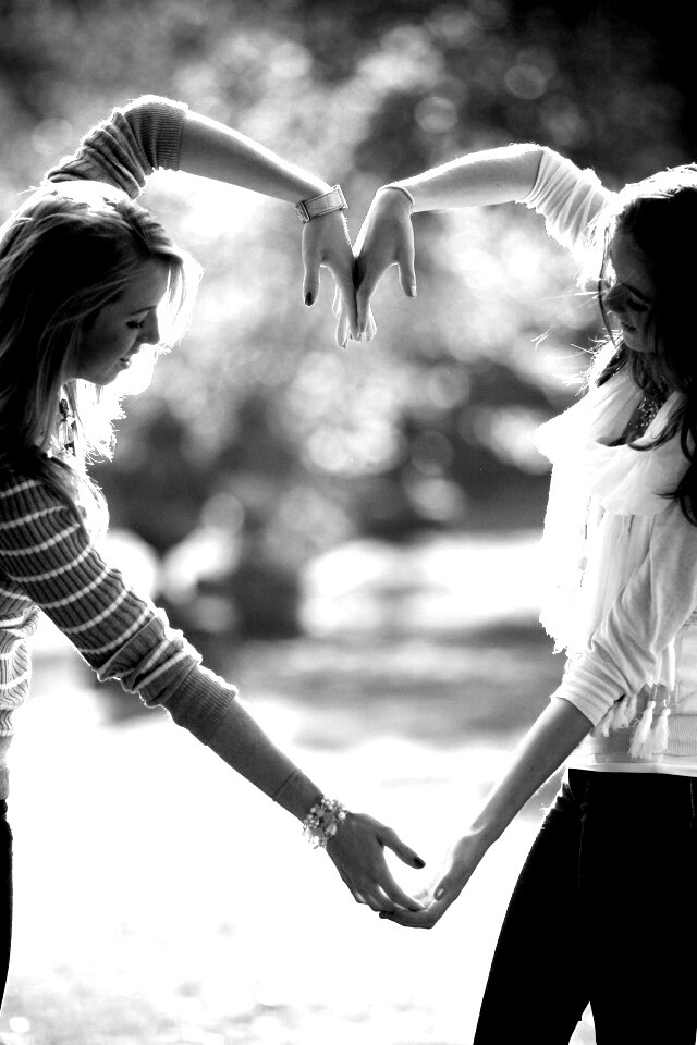 Две девушки и сердце из рук обои