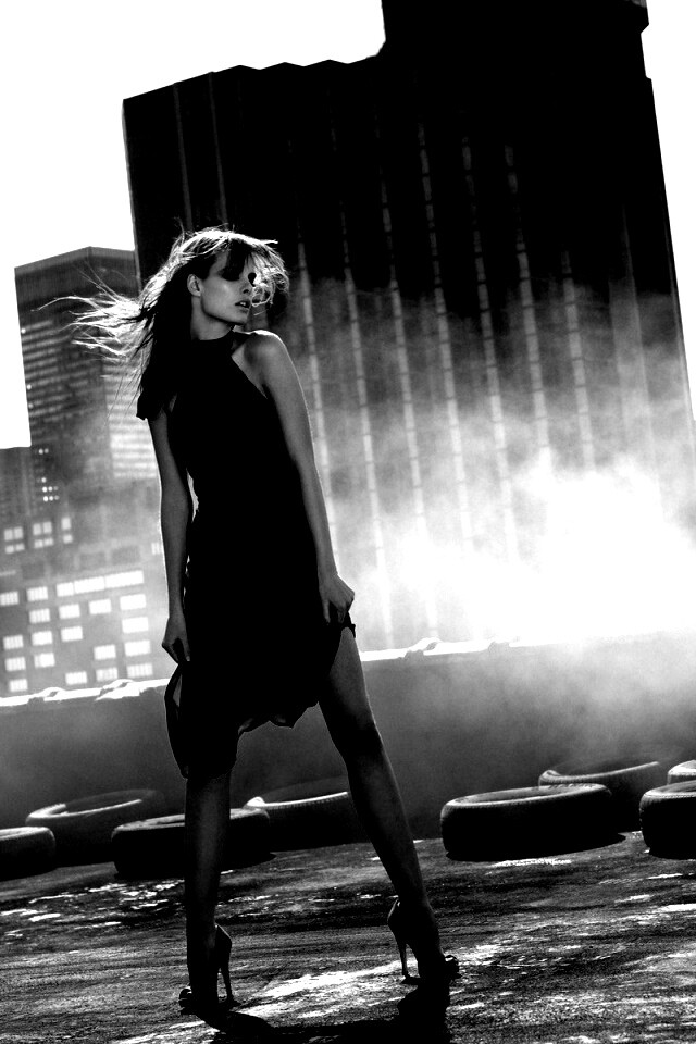 Девушка в красном обои