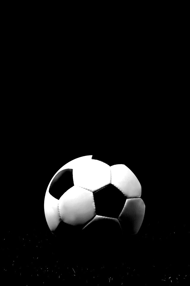 Футбольный мяч на темном поле обои