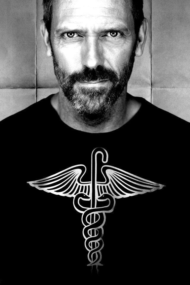 Доктор Хаус в футболке со змеями на трости обои