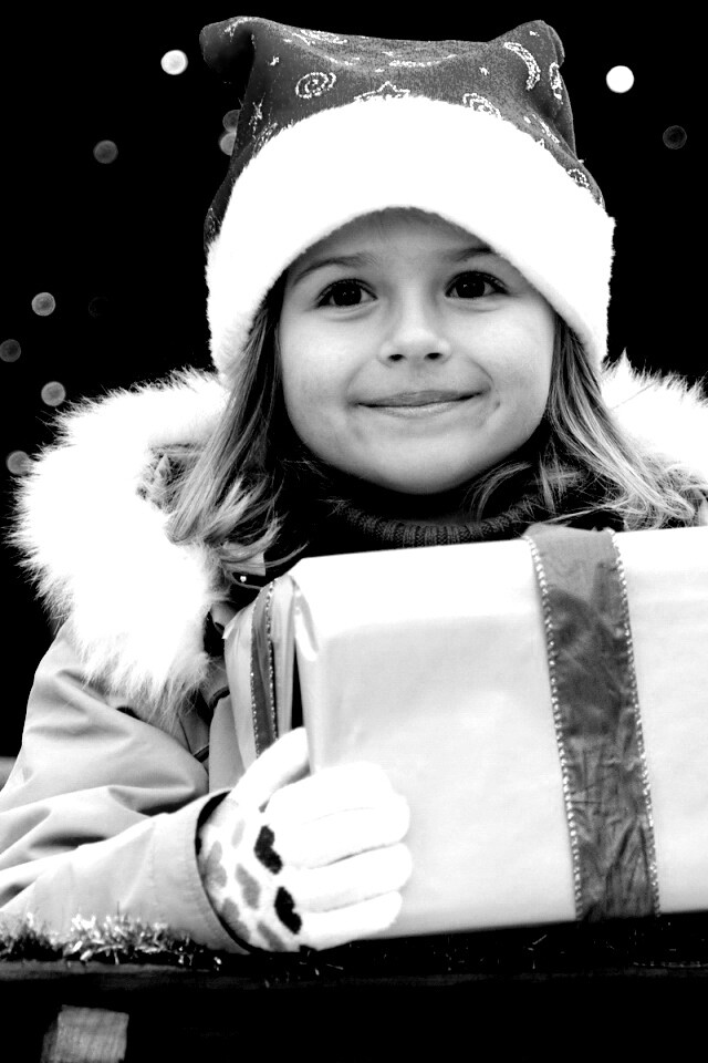 Ребенок с подарком обои