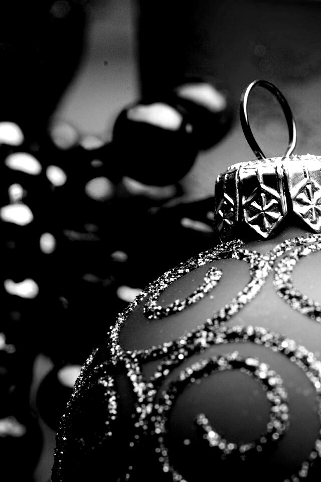 Красная ёлочная игрушка обои