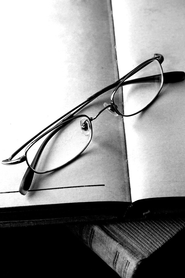 Очки и блокнот обои