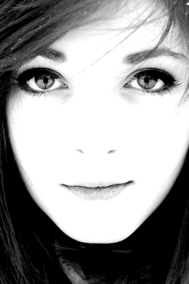 Рыжая в капюшоне обои