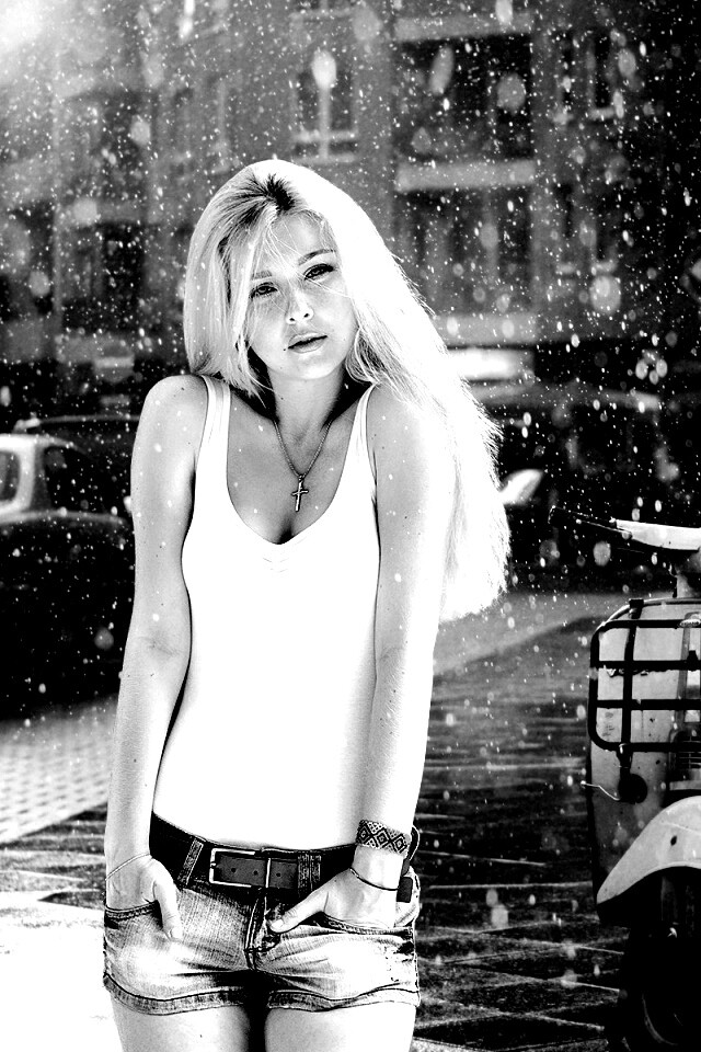 Девушка и плохая погода обои