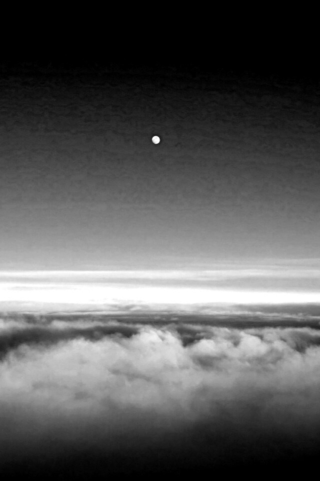 Одинокая луна над облаками обои