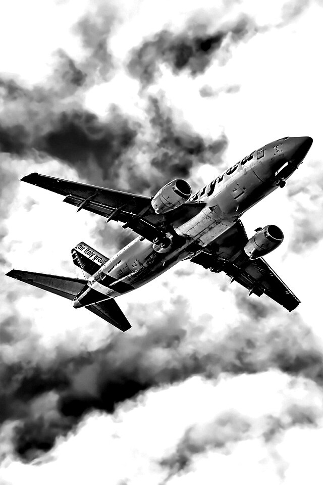 Самолет гражданской авиации в небе обои