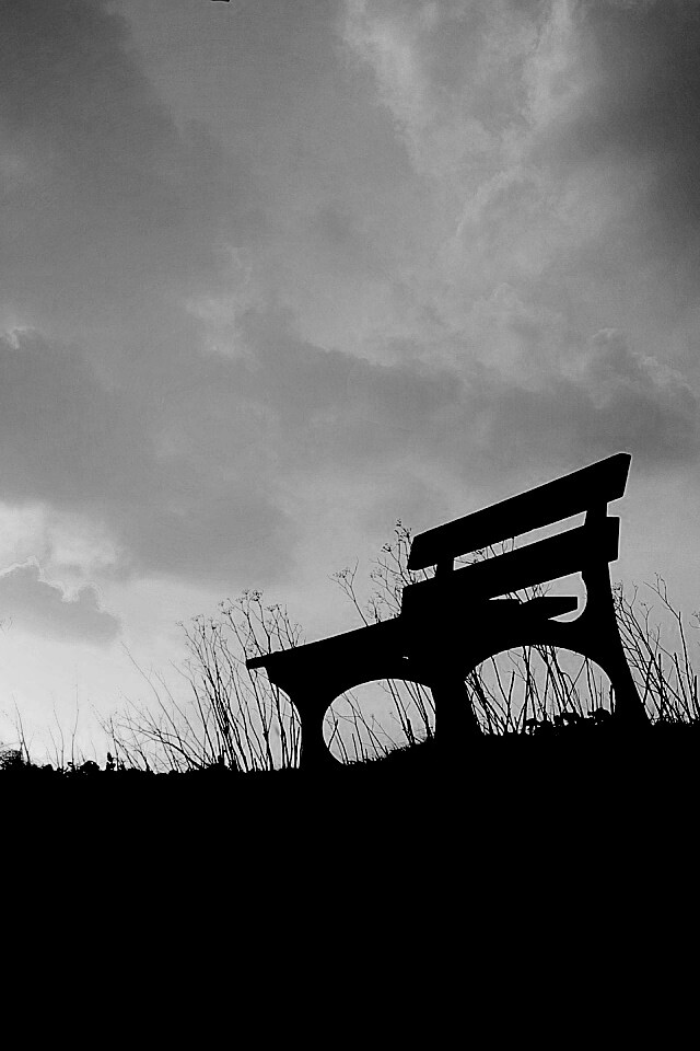 Силуэт скамейки на фоне неба обои