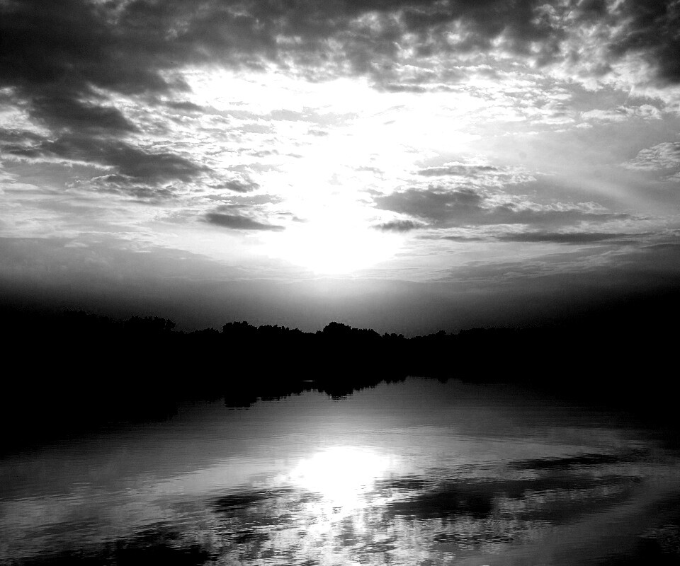 Закат отражается в озере обои