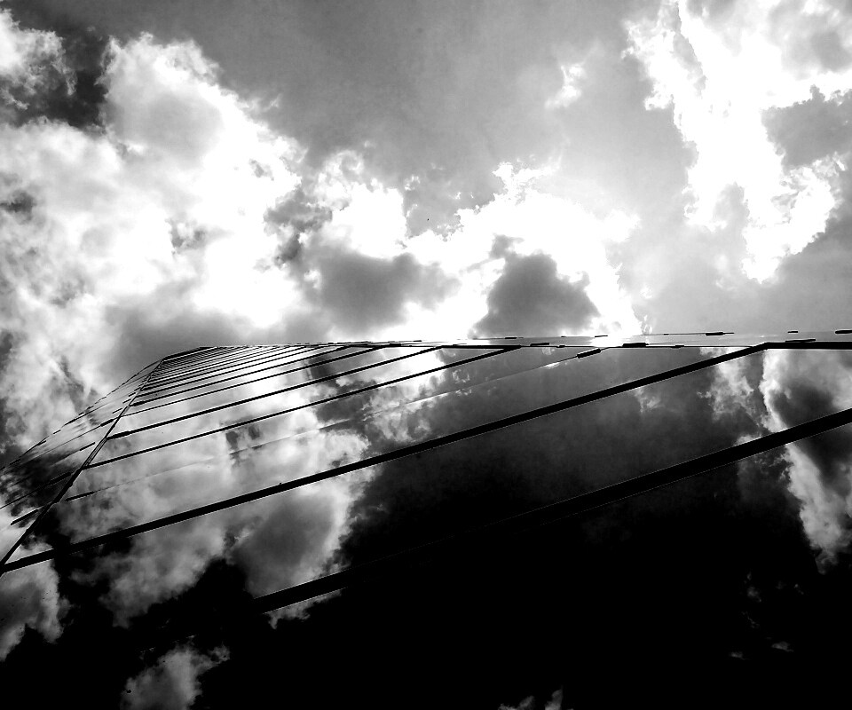 Стеклянный небоскреб уходящий в небо обои