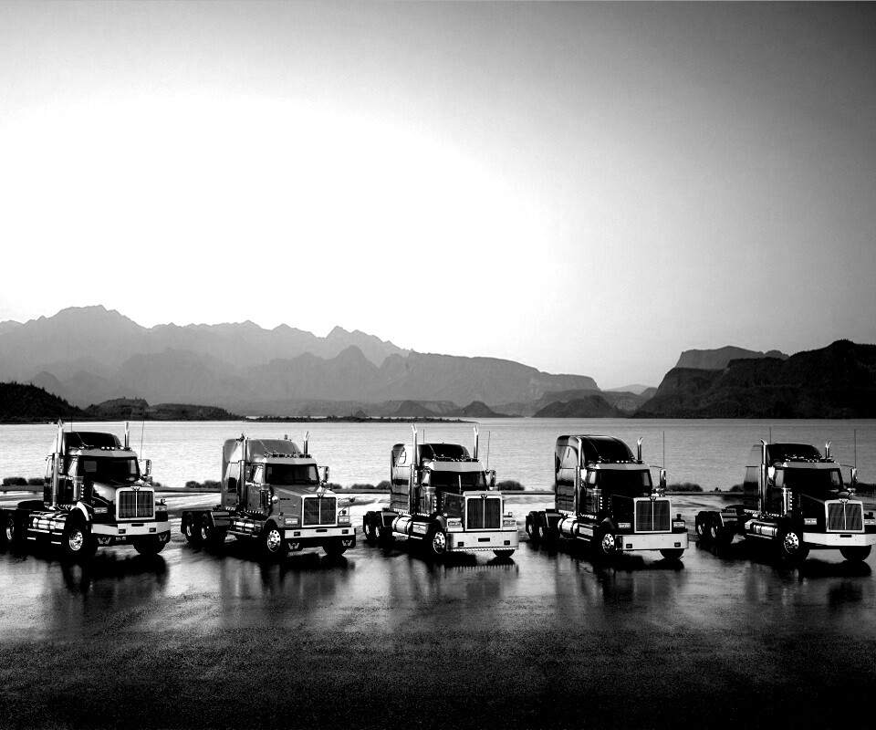 Тягачи на фоне озера обои