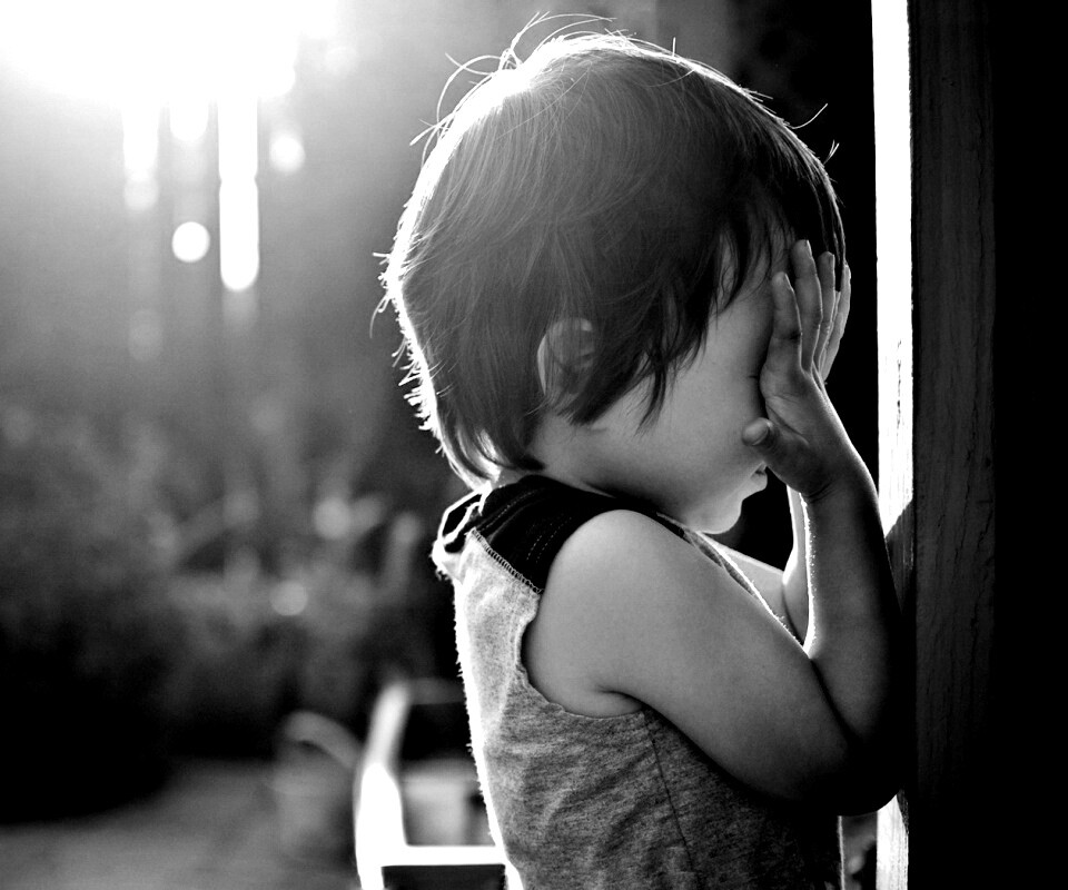 Малыш играет в прятки обои