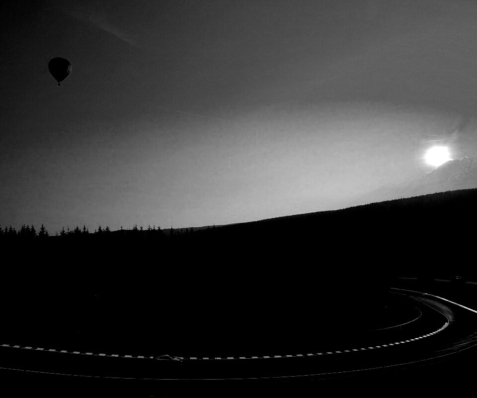 Воздушный шар над треком обои